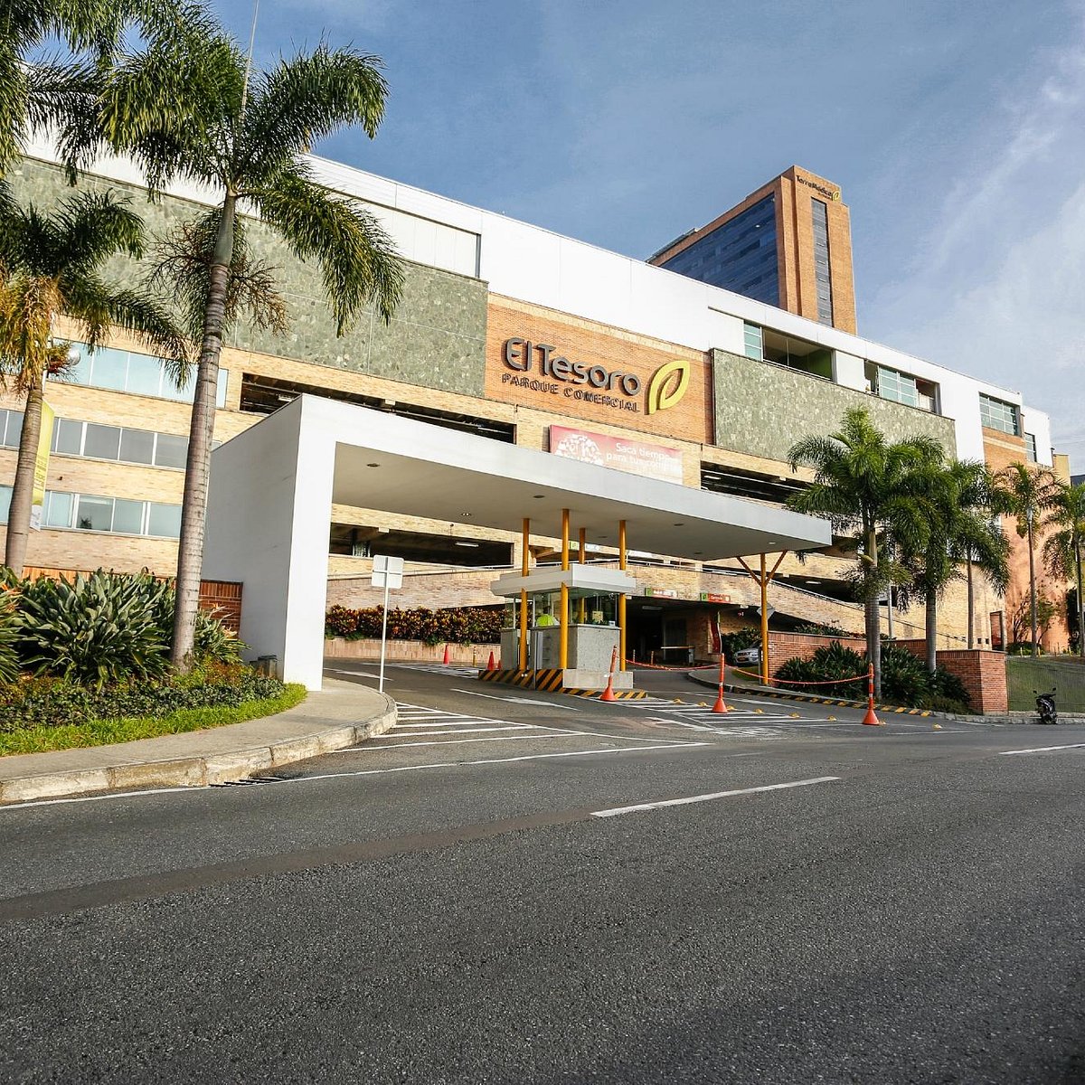 Fachada de El Tesoro Supermarket